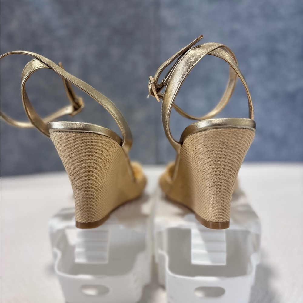 Lilly Pulitzer Gold Heels with Tan Bow - Picture 5 of 13
